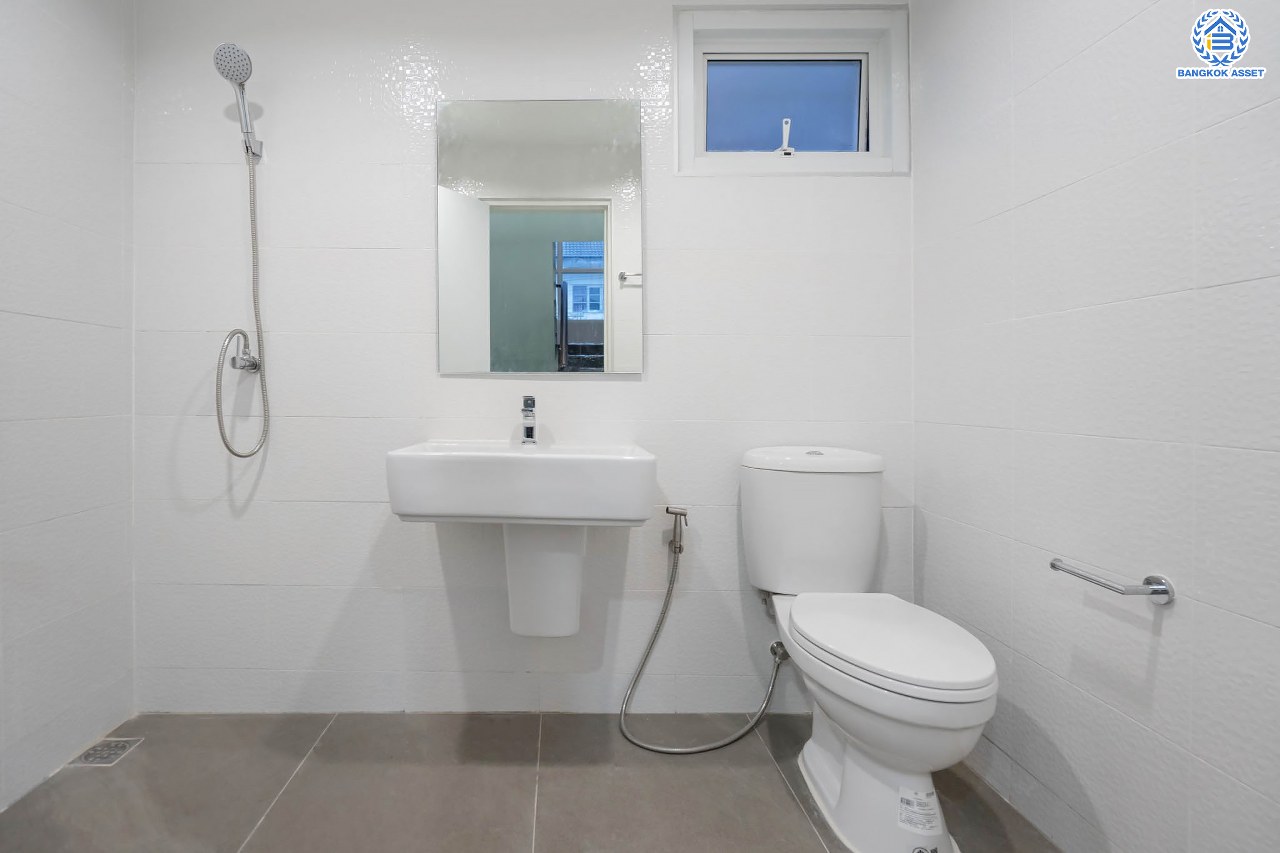 บ้านมือสองตกแต่งใหม่ ม.เพชรวัฒนะ เลียบคลองประปา บ้านเดี่ยวเนื้อที่ 50 ตร.ว. ฟังก์ชันพร้อม 3 ห้องนอน 3 ห้องน้ำ จอดรถได้ 2 คัน บนทำเลเชื่อมต่อแจ้งวัฒนะ, ถนนศรีสมาน, ถนนสรงประภา เดินทางสะดวก ใกล้ทางด่วน "อุตราภิมุข" และรถไฟฟ้าสายสีแดง "สถานีหลักสี่"